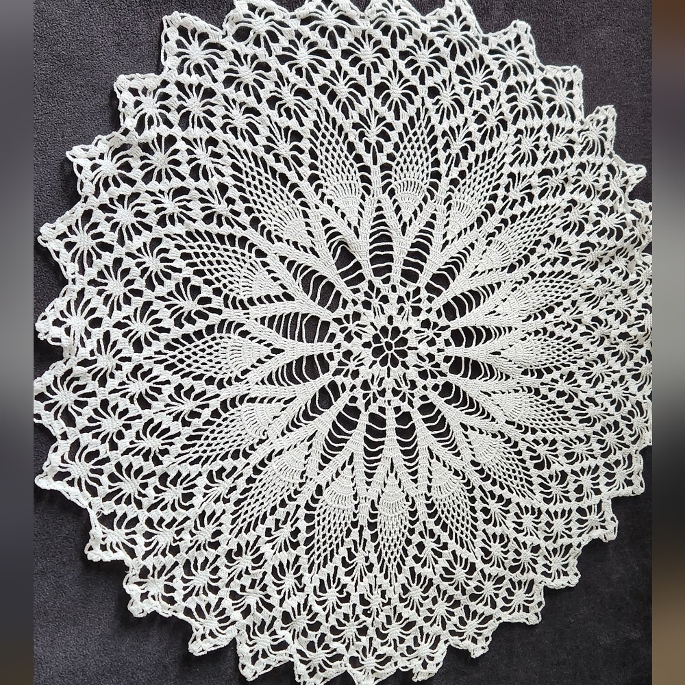 VINTAGE HAND CROCHET PINEAPPLE CENTERPIECE OR ACCENT - Picture 6 of 6